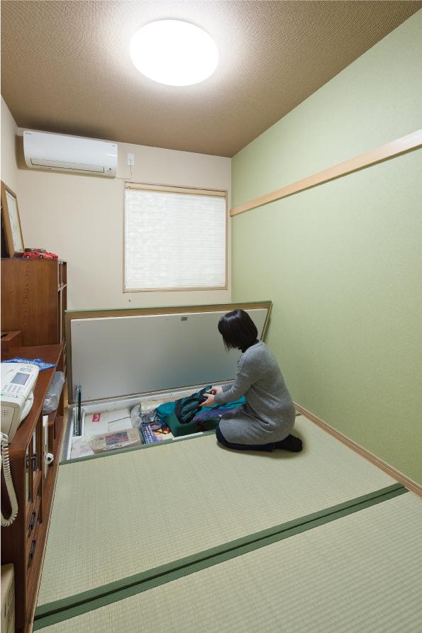 畳の心地よさと大容量の床下収納を兼ね備えた、機能的な和室。