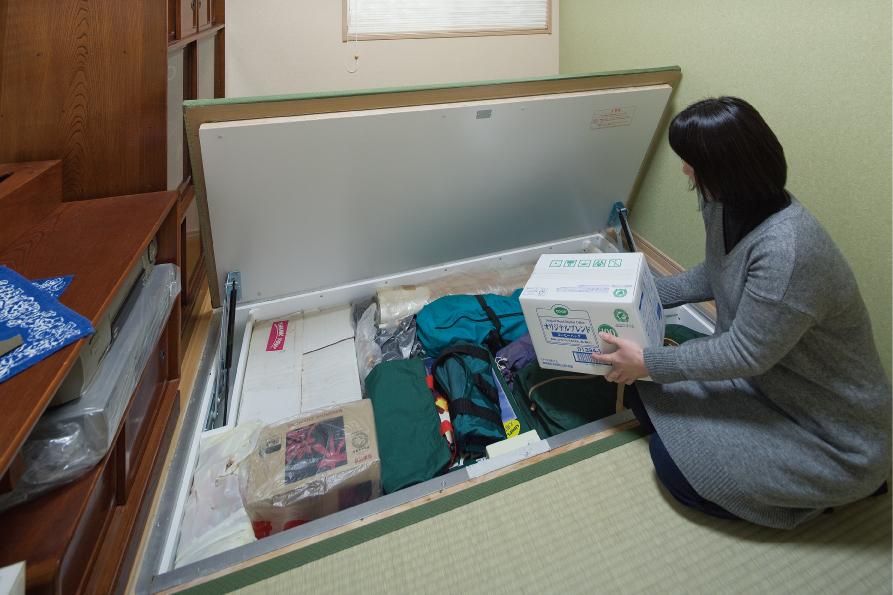 畳の心地よさと大容量の床下収納を兼ね備えた、機能的な和室。