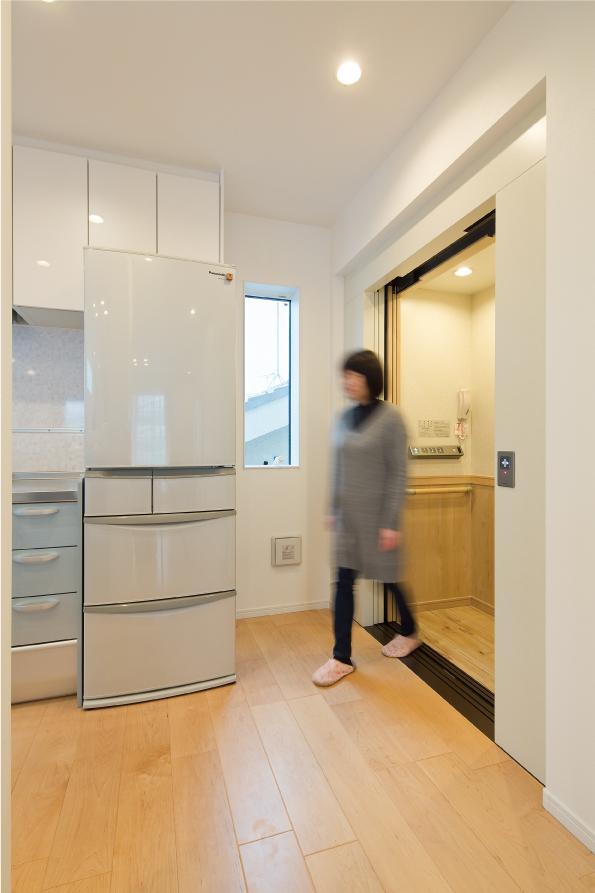 キッチン横に設置したホームエレベーター。買い物した重い荷物もラクにキッチンに運ぶことができる。