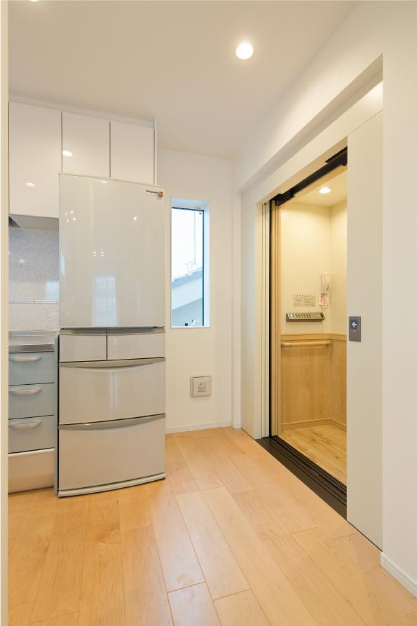 キッチン横に設置したホームエレベーター。買い物した重い荷物もラクにキッチンに運ぶことができる。
