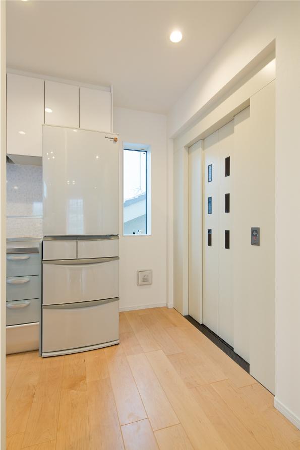 キッチン横に設置したホームエレベーター。買い物した重い荷物もラクにキッチンに運ぶことができる。