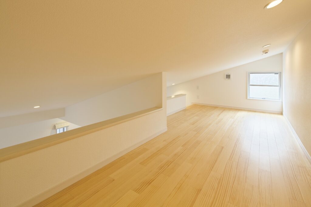 子ども部屋の上には6.79畳のロフトを。窓を設けることで明るい空間を実現している。