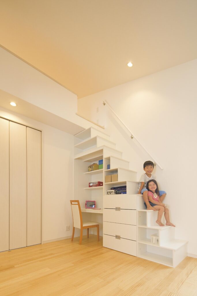 将来、2部屋に仕切れる2ドアワンルームの子ども部屋。勉強机や収納にもなる階段はW様が購入したもの。階段の上にはロフトも設置。