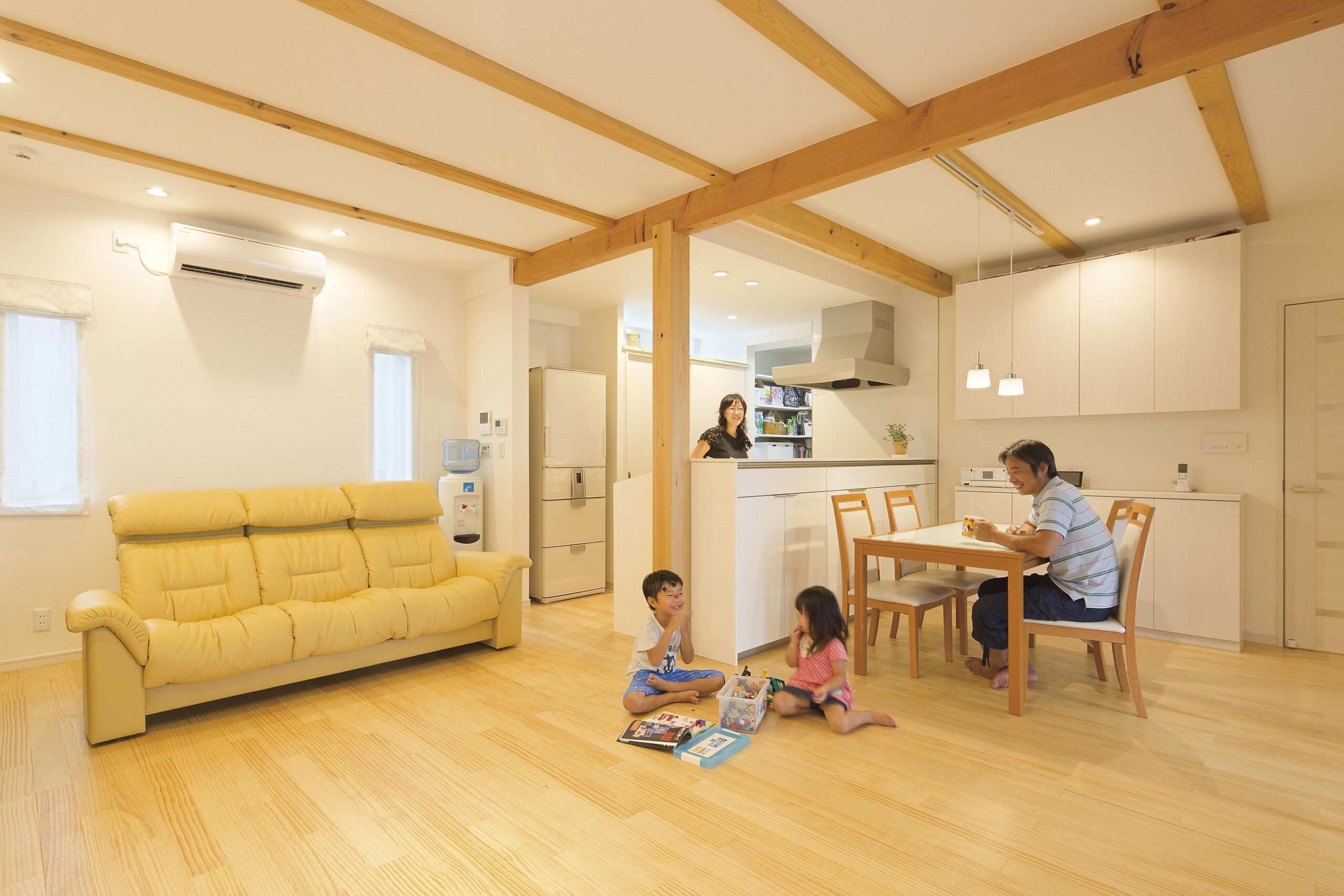 「子育てするなら、自然素材の家がいい。そこで、1階・2階とも床にパイン材を採用。素足に心地いいですね」とＷ様。対面式キッチンのオープンな開放感も魅力で「空間全体が見え、子育てに便利」と奥様。