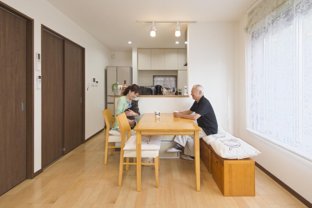 ゆったりした暮らしを楽しめるリビング。「将来、1階で暮らせるほど広い空間を確保していただきました」とS様。窓枠は猫ちゃんたちが寛ぐ、お気に入りのスペース。外を通る小学生の人気者になっているという。