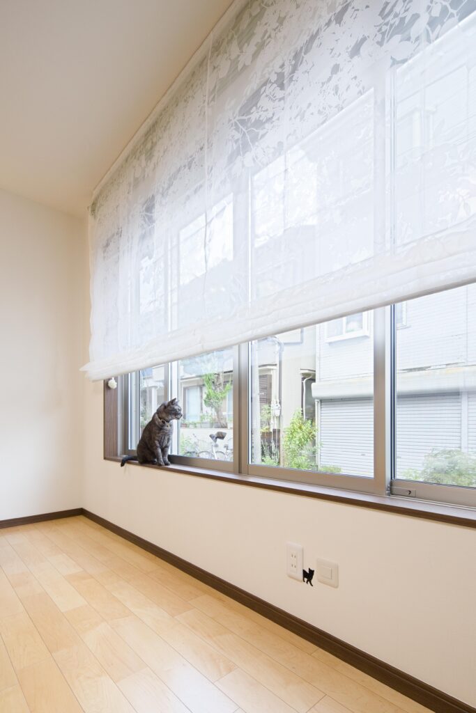 猫ちゃんが無理なく登れる45cmの高さの窓枠。