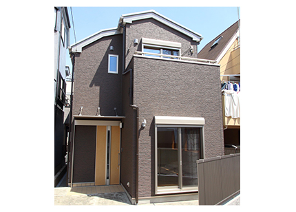 建物の両サイドと側面に設けた開口