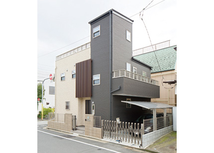 黒とライトブラウンのツートーンカラーでコーディネートした外観