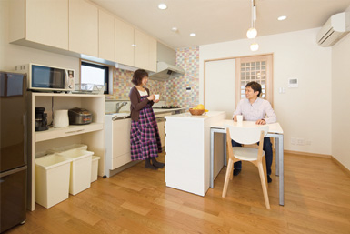 キッチンからダイニング、畳コーナーへの配膳もスムーズに行えます