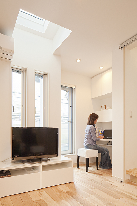 リビングの一角に、化粧やPCのためのコーナー