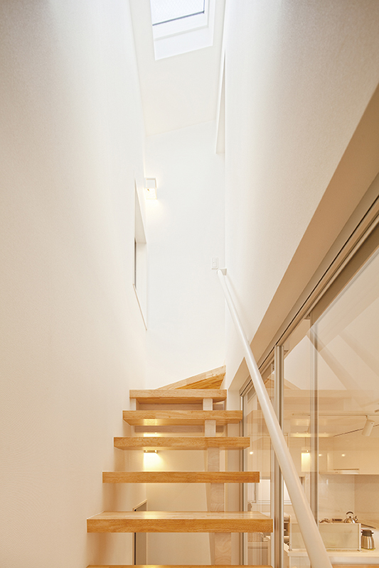 スケルトン階段にすることで明るい空間を演出