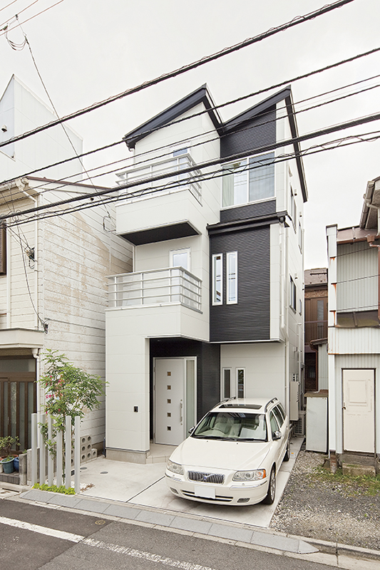 黒いガルバリウム鋼板を横張りにしてスタイリッシュな3階建てに