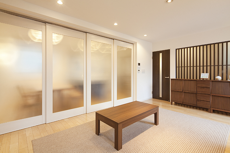 ダイニングキッチンとリビングは4連の引戸で仕切れる