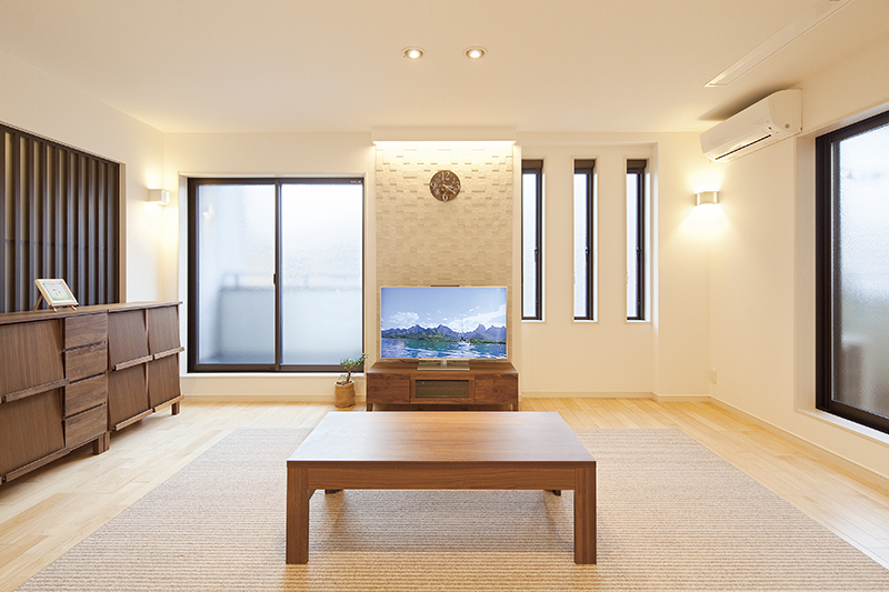 TVの背後には、調湿・消臭作用のあるエコカラット