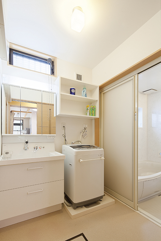 高窓を設けて明るく